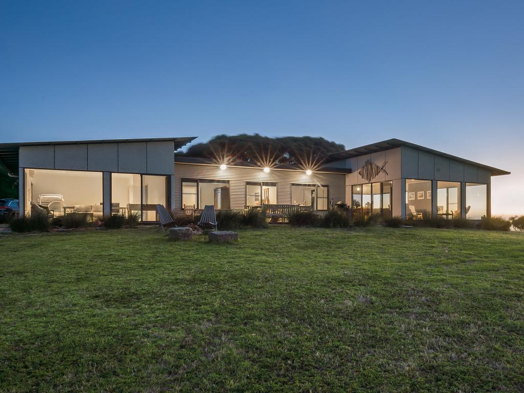 Gippsland home sells $550ok over reserve, ‘lifestyle’ acreage snapped up in Templestowe